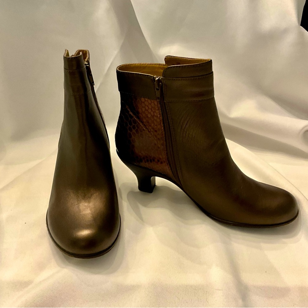 Soft Spots bronze color Leather ankle boots 
2.5” heel 
Side zip 
size 6m 
NWT